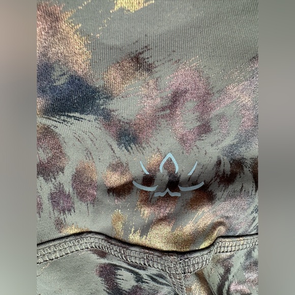 Beyond Yoga Leopard PowerShine High Waisted Midi Legging Size Small - Picture 6 of 10